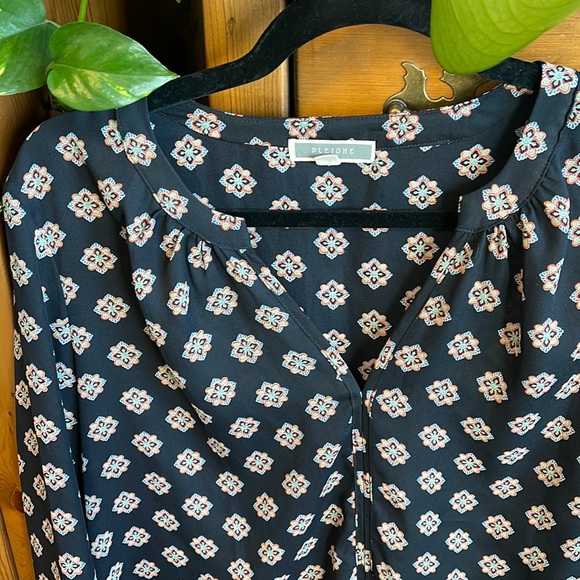 Pleione long sleeved blouse with a small V neckline - Picture 3 of 12